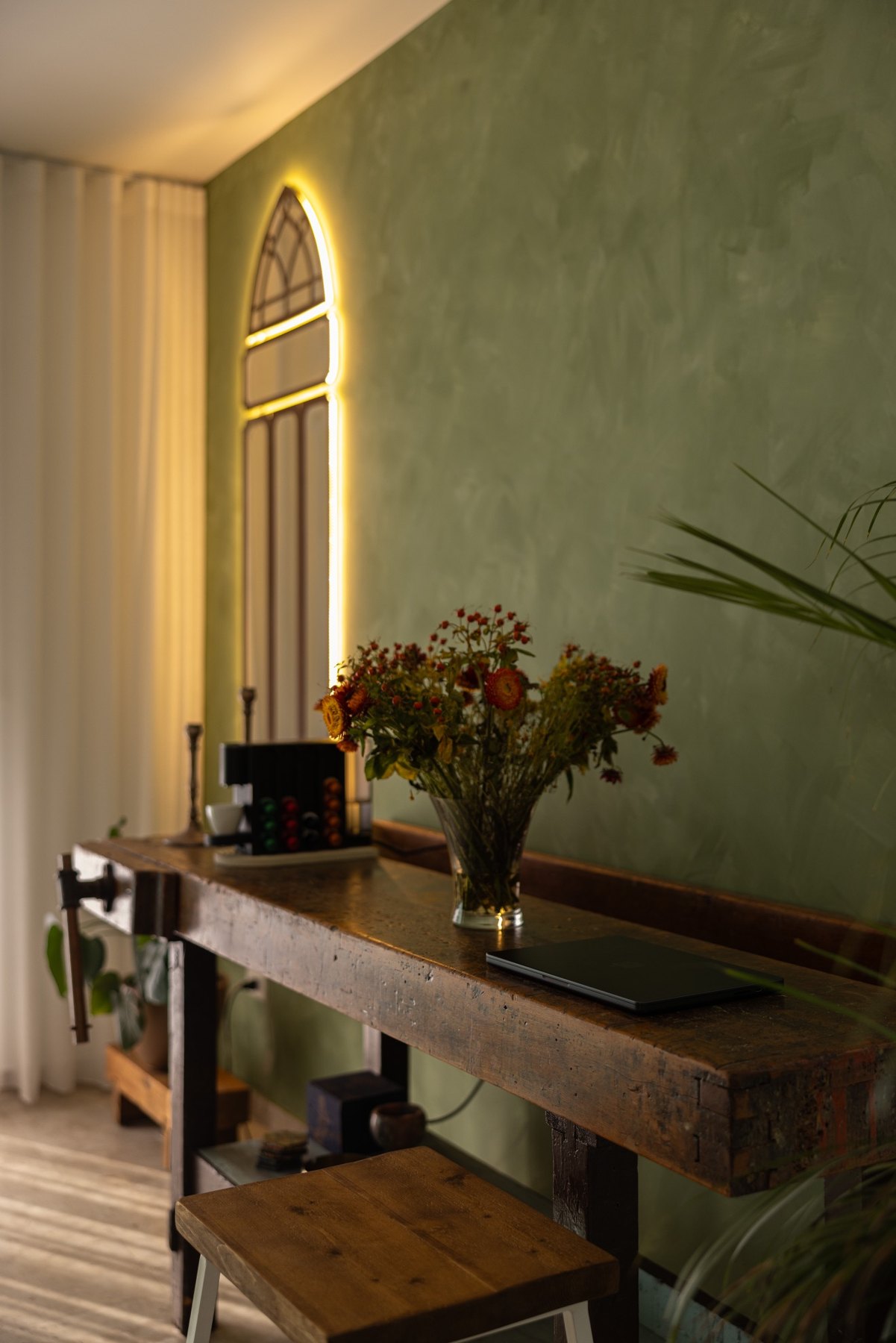 B19 decorative details